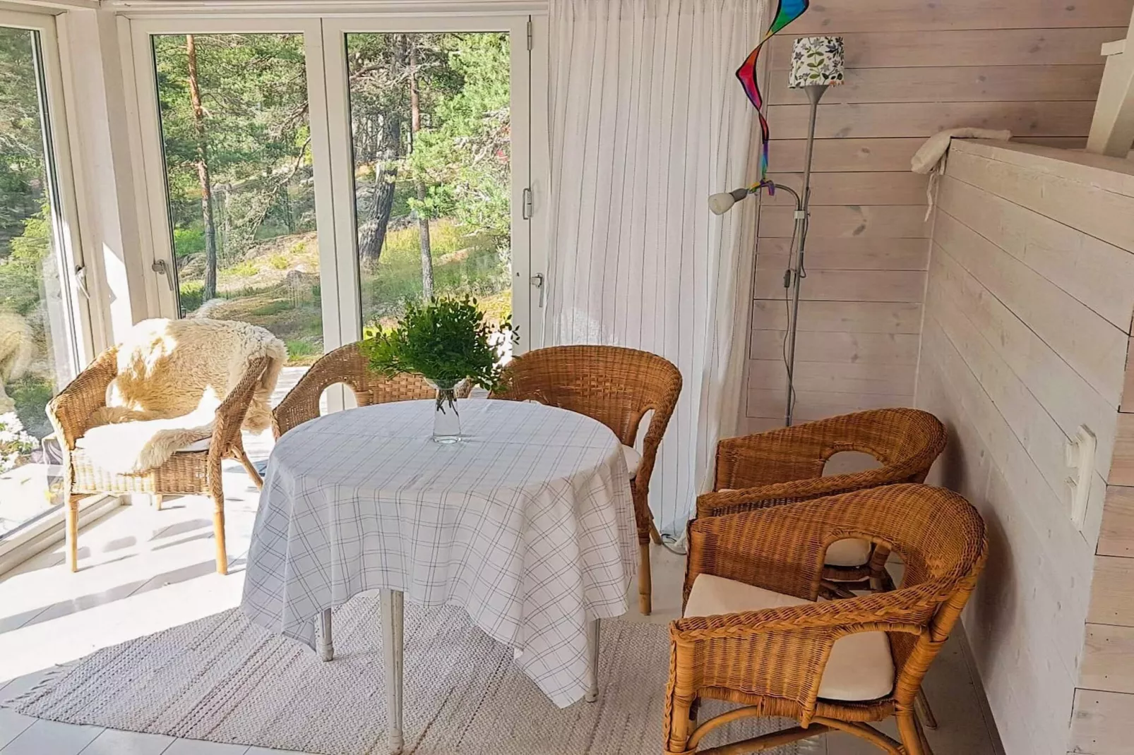 Rustig eilandhuis vlakbij de zee-Binnen