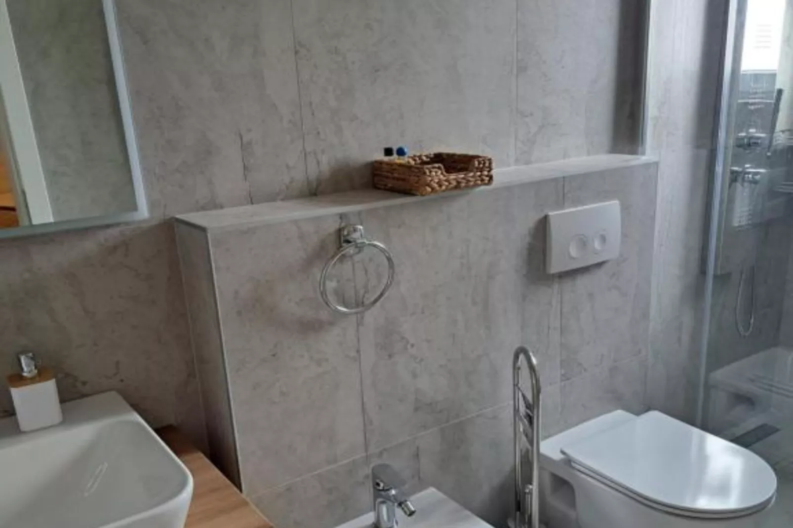 Villa With Pool-Badkamer