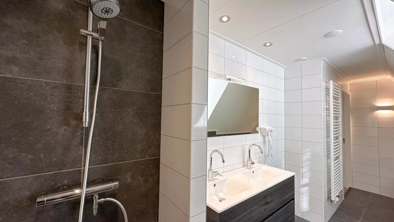 Dune Deluxe 77-Badkamer