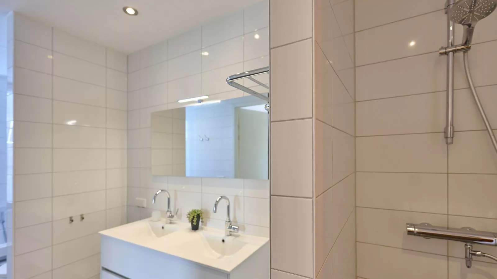 SeaLuxe Residence 27C-Badkamer