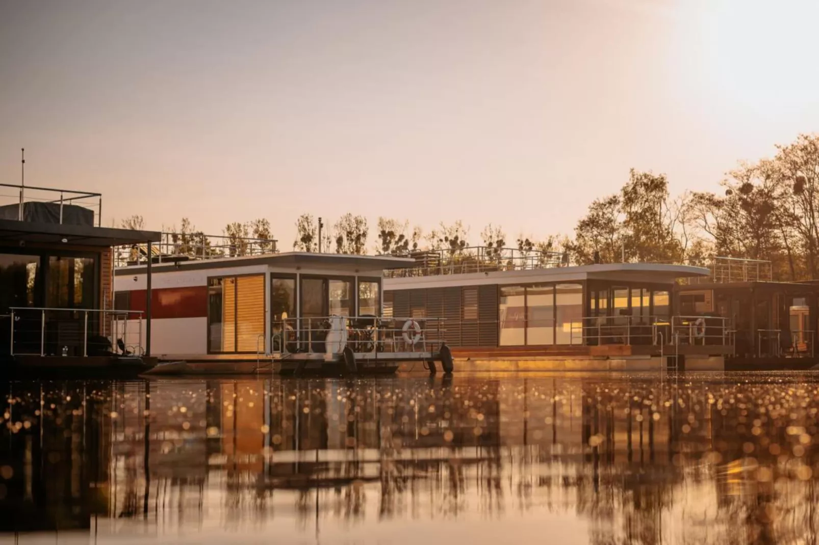 Hausboot in Zehdenick-Buitenkant zomer