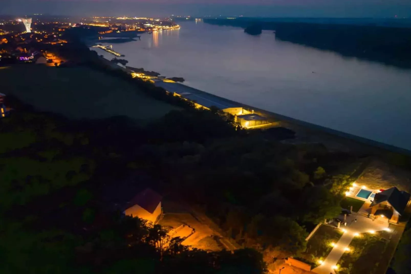 Wooden House Vučedol - Four bedroom villa-Buitenlucht