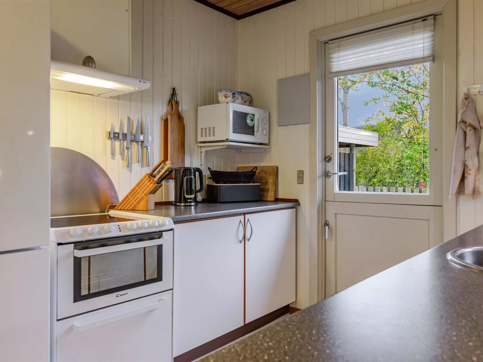 "Mika" - 300m from the sea-Binnen