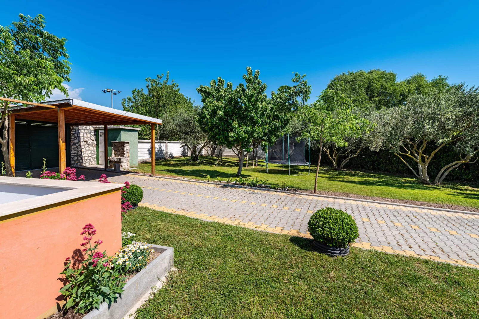 Authentic stone house Momo-Hal-ontvangst