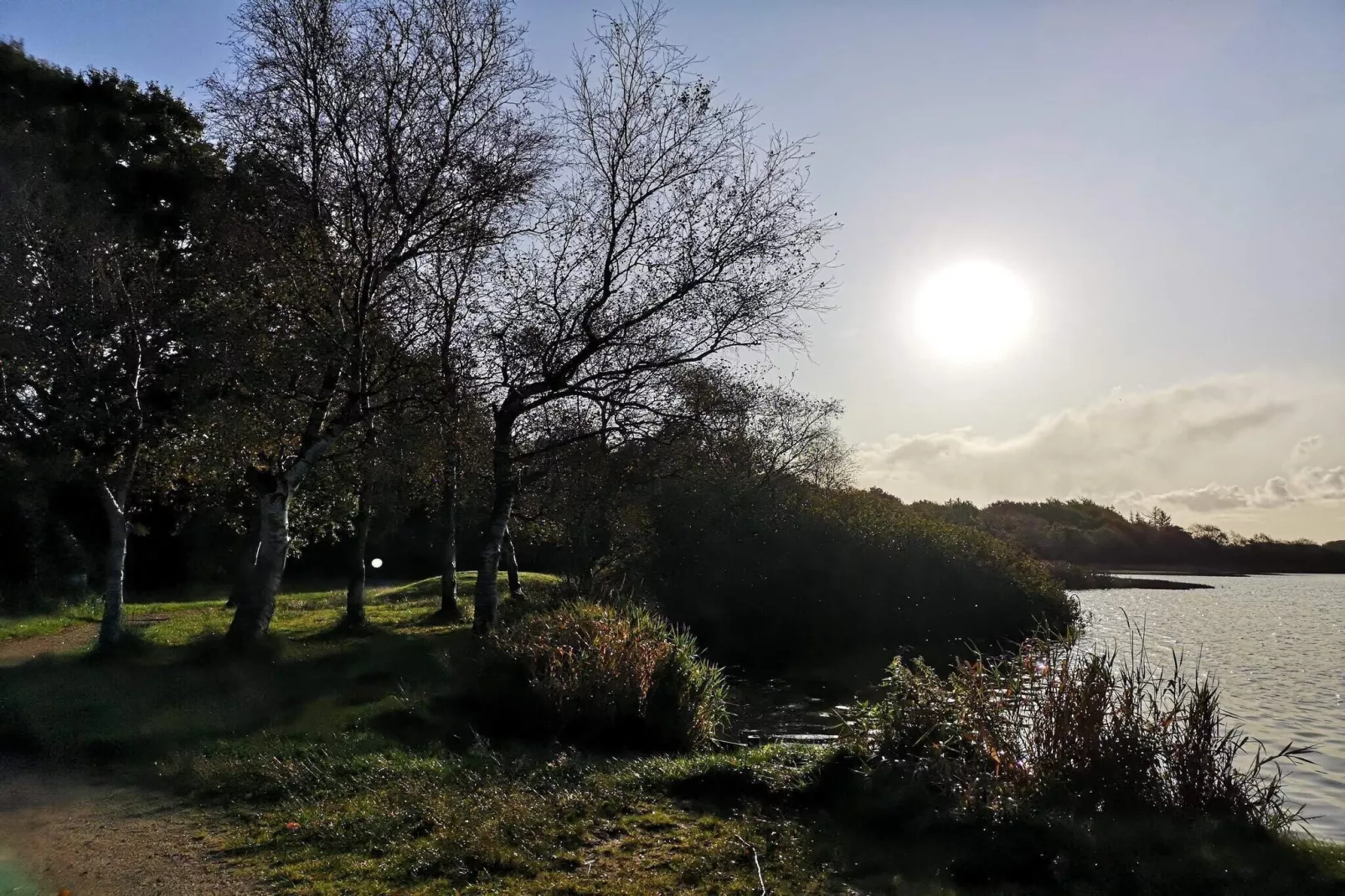 Afgelegen oase bij Kvie-meer-By Traum-Waterzicht