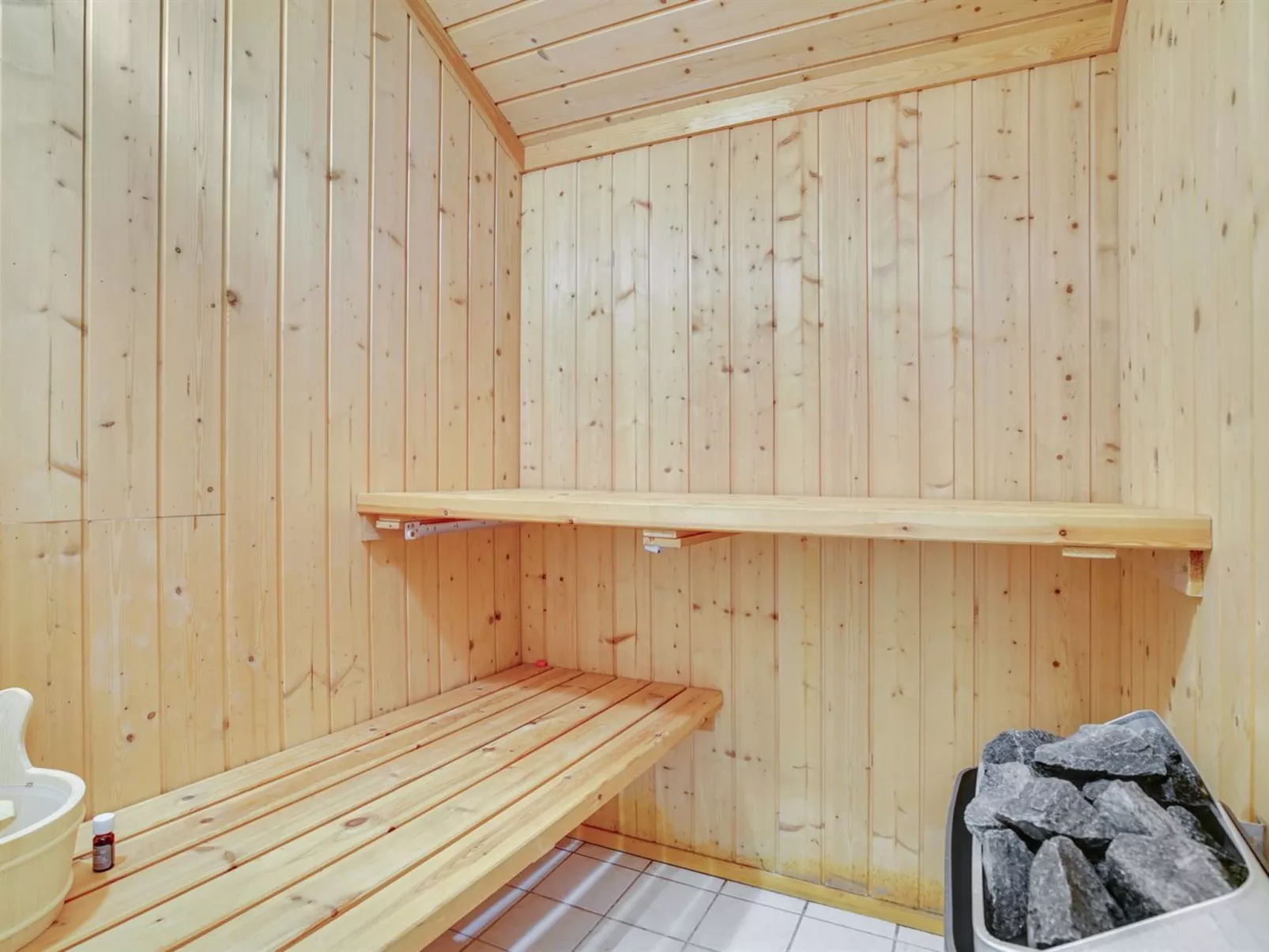 "Eivor" - 500m from the sea-Binnen