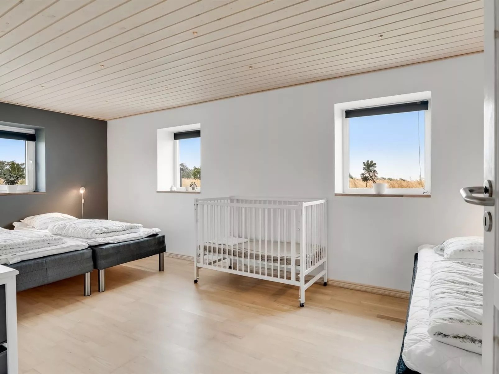 "Folkar" - 3km to the fjord-Binnen