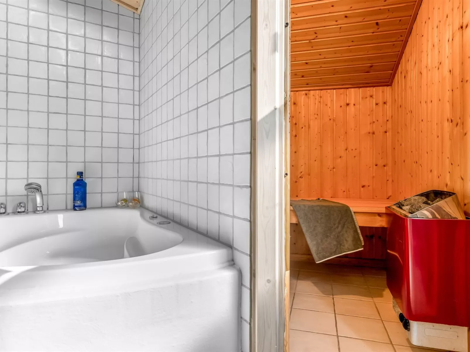 "Terho" - 1km from the sea-Binnen