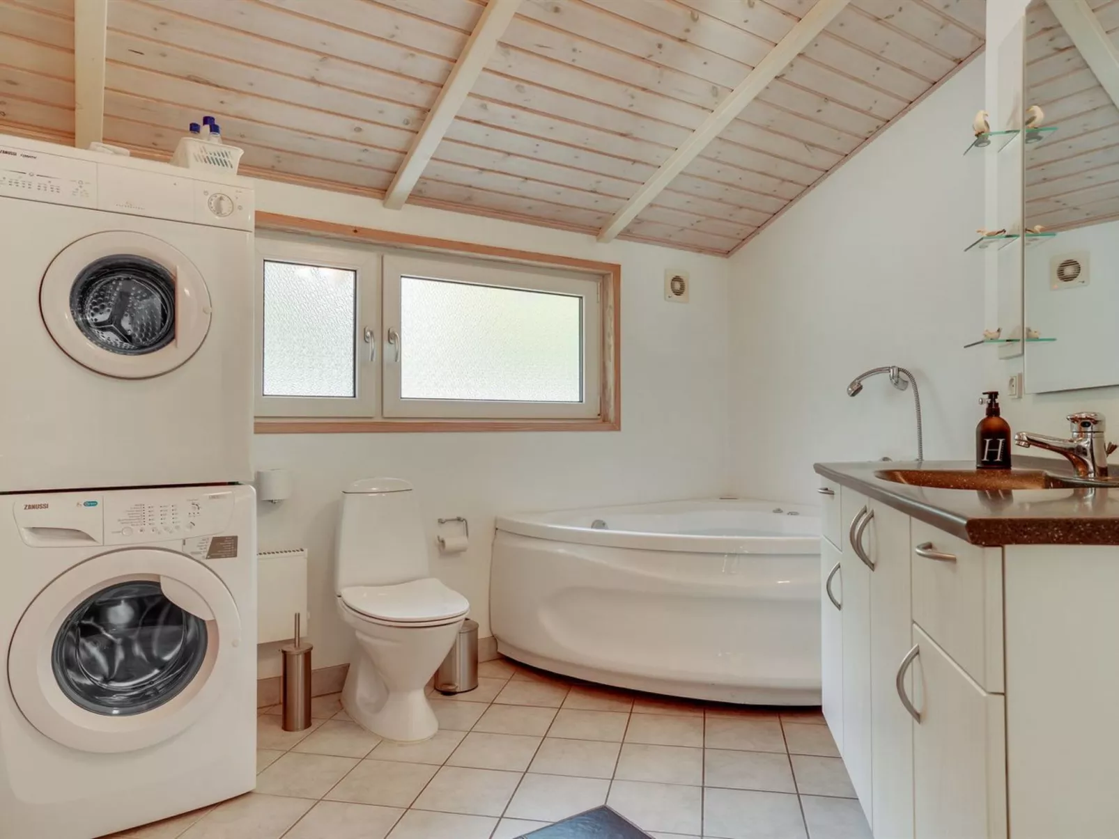 "Thomasine" - 1.5km from the sea-Binnen