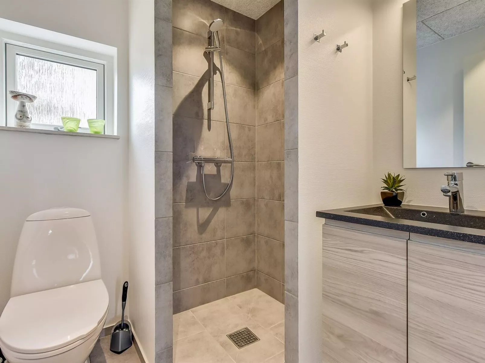 "Stacey" - 800m from the sea-Binnen