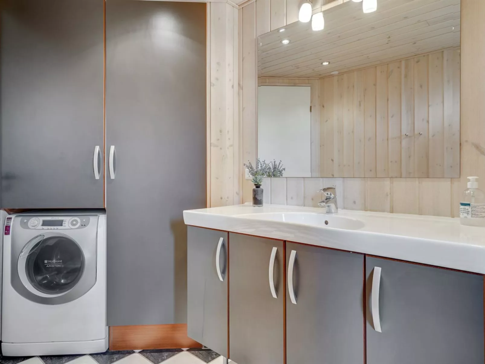 "Juliana" - 400m from the sea-Binnen