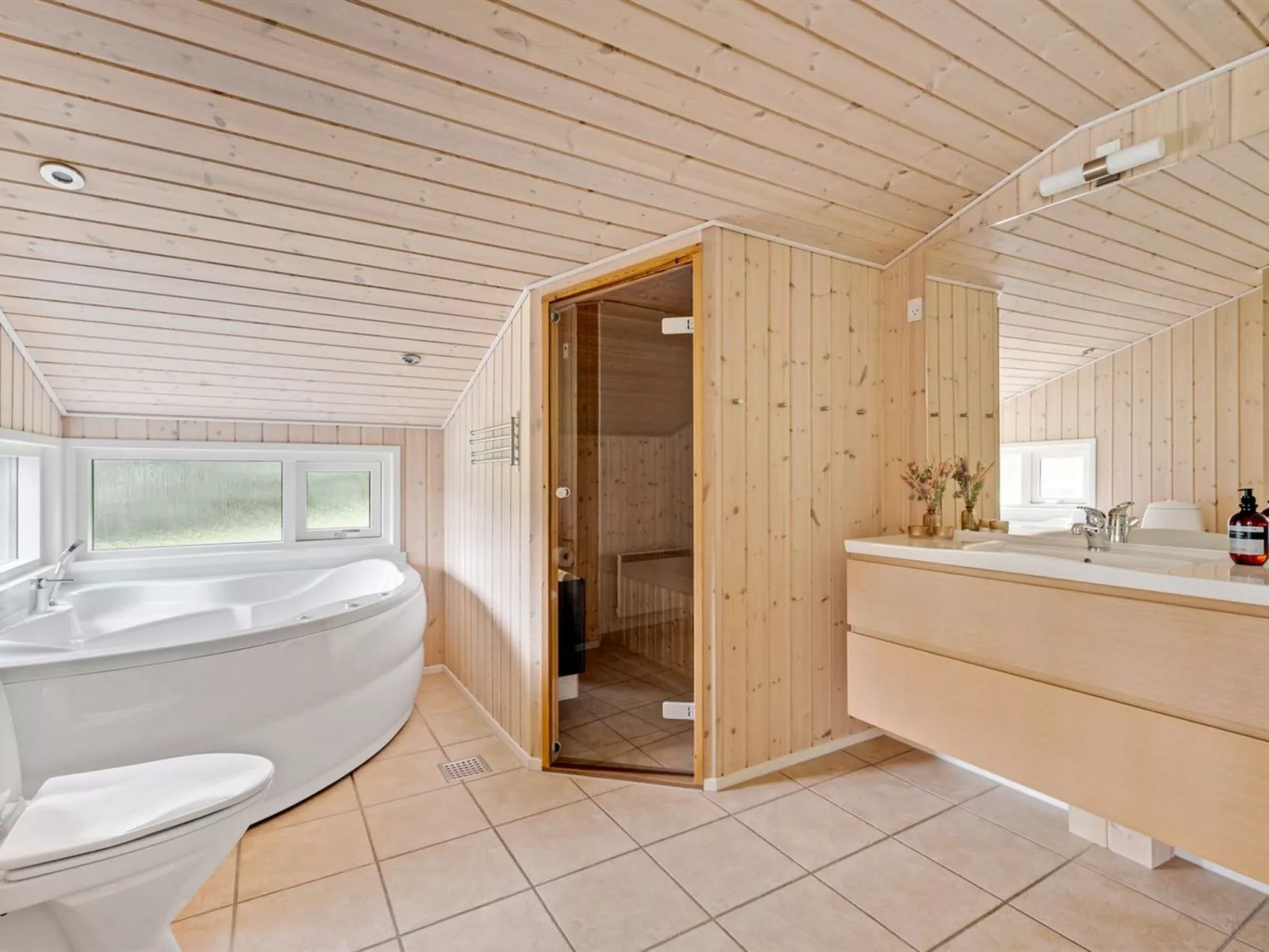 "Into" - 400m from the sea-Binnen