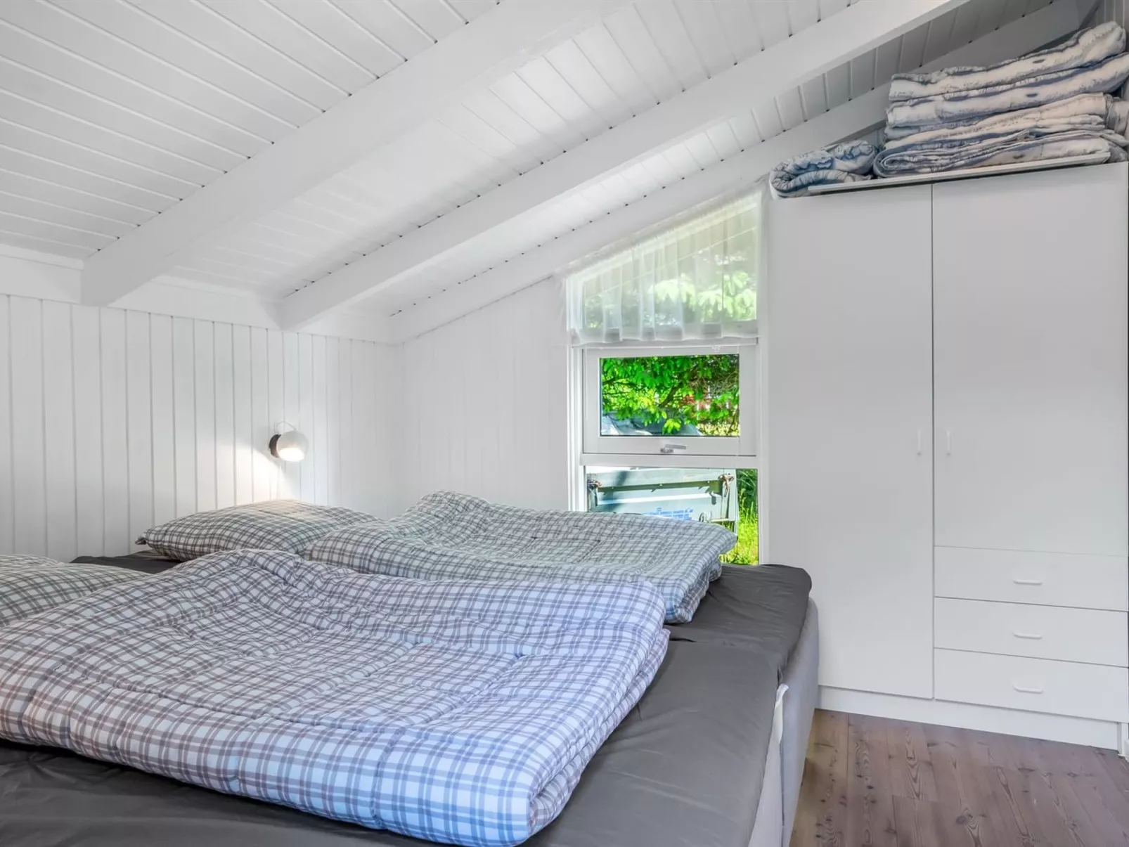 "Myrna" - 300m from the sea-Binnen