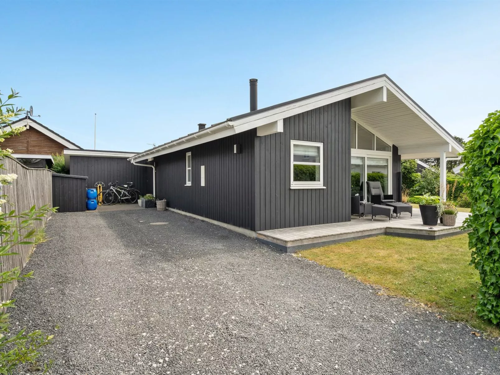 "Sjarlotte" - 100m from the sea-Buiten