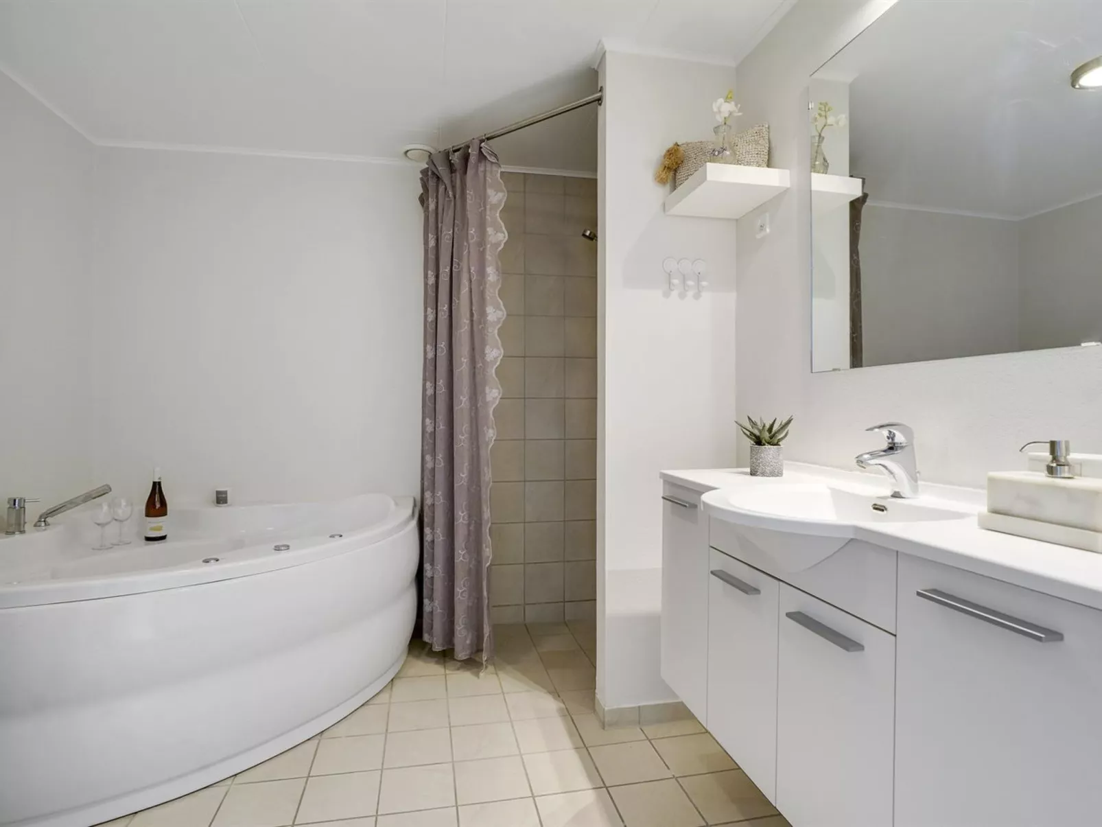 "Katharine" - 600m from the sea-Binnen