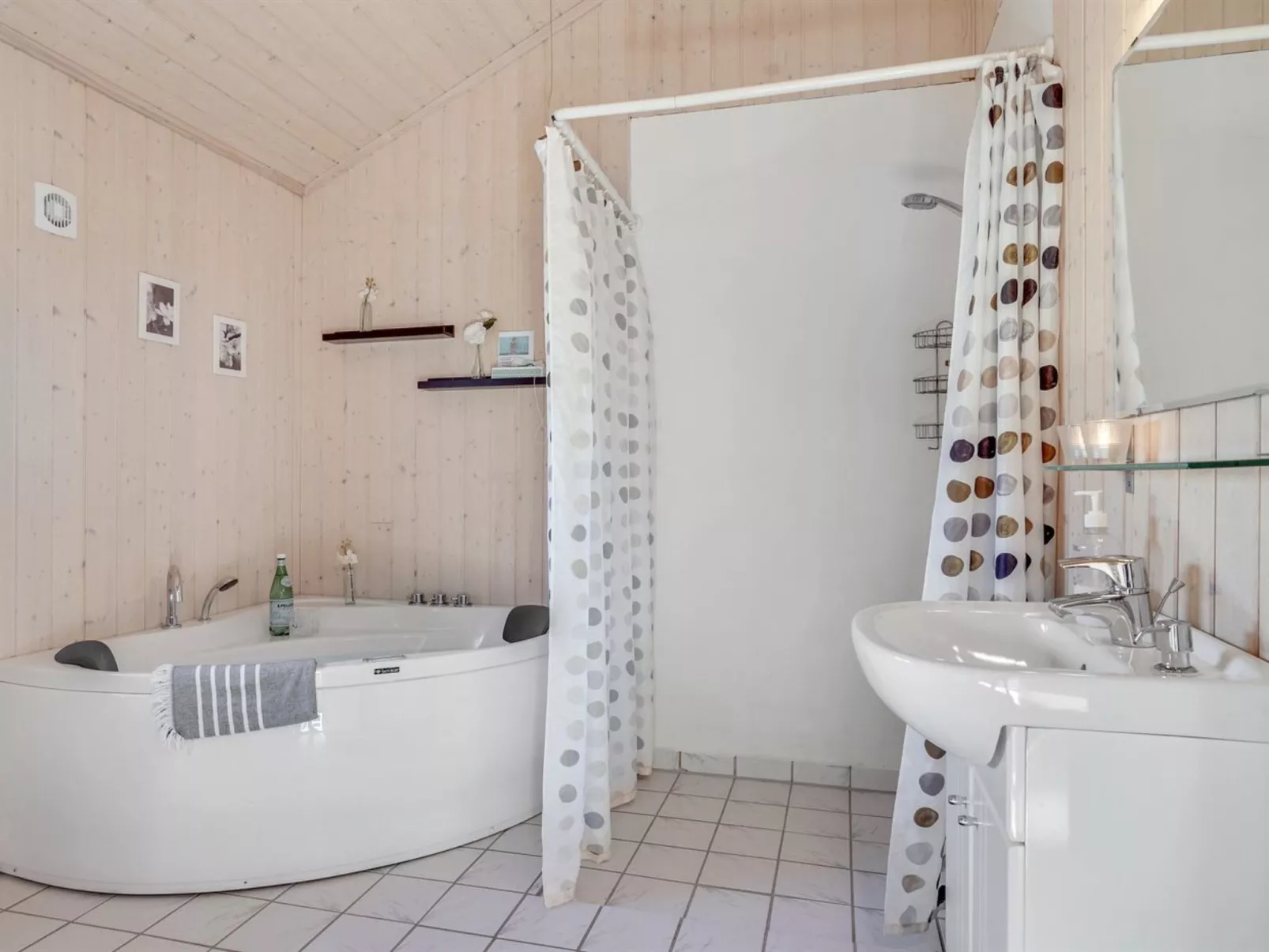 "Jil" - 750m from the sea-Binnen