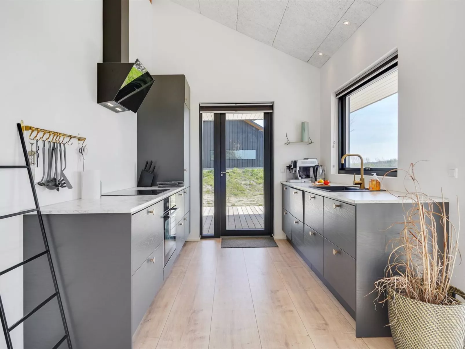 "Haley" - 150m from the sea-Binnen