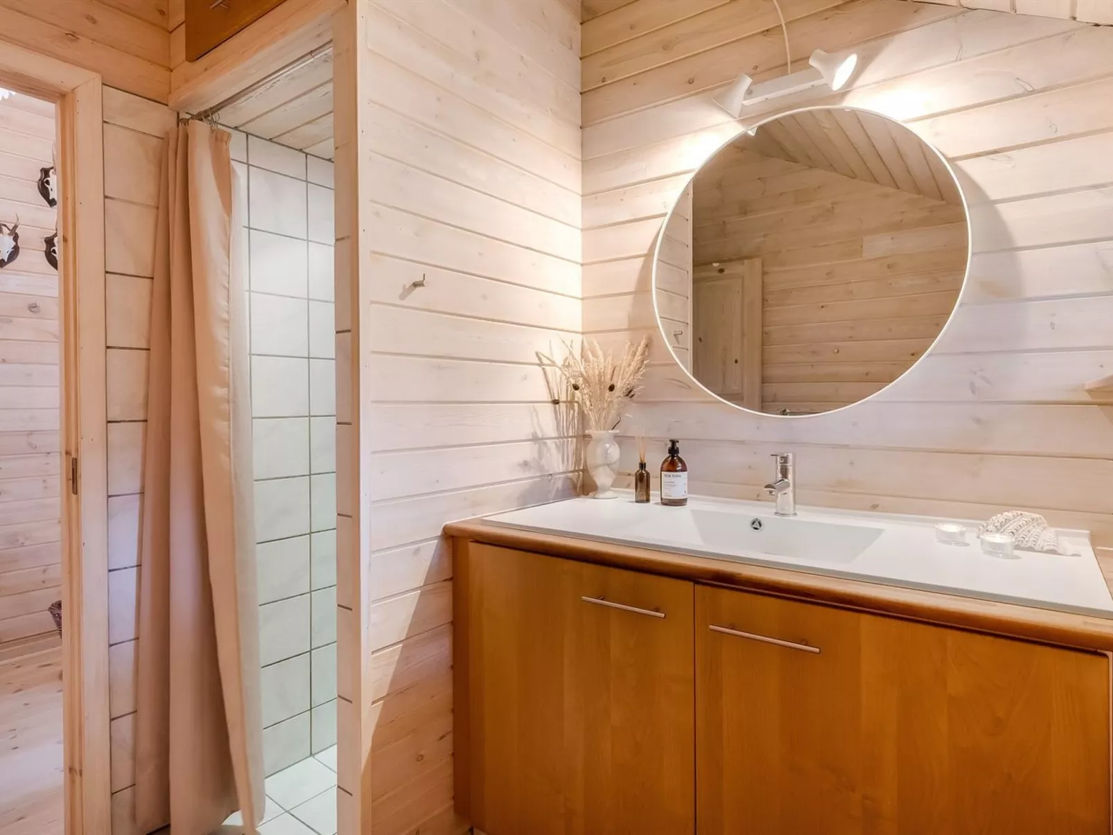 "Aman" - 700m to the fjord-Binnen