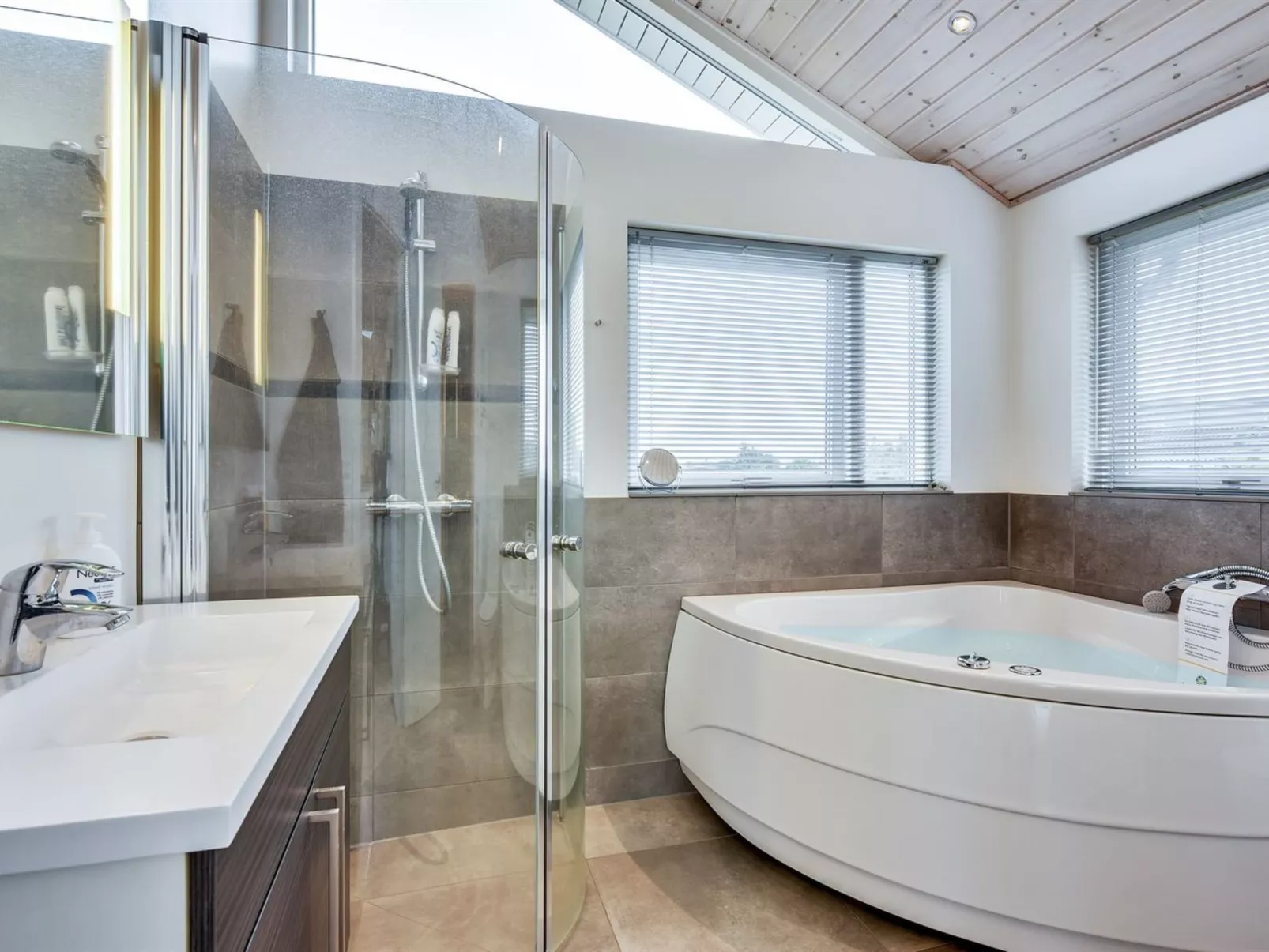 "Luzia" - 1.2km from the sea-Binnen