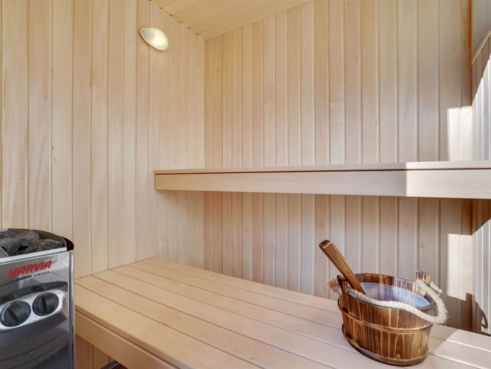 "Iwa" - 475m from the sea-Binnen