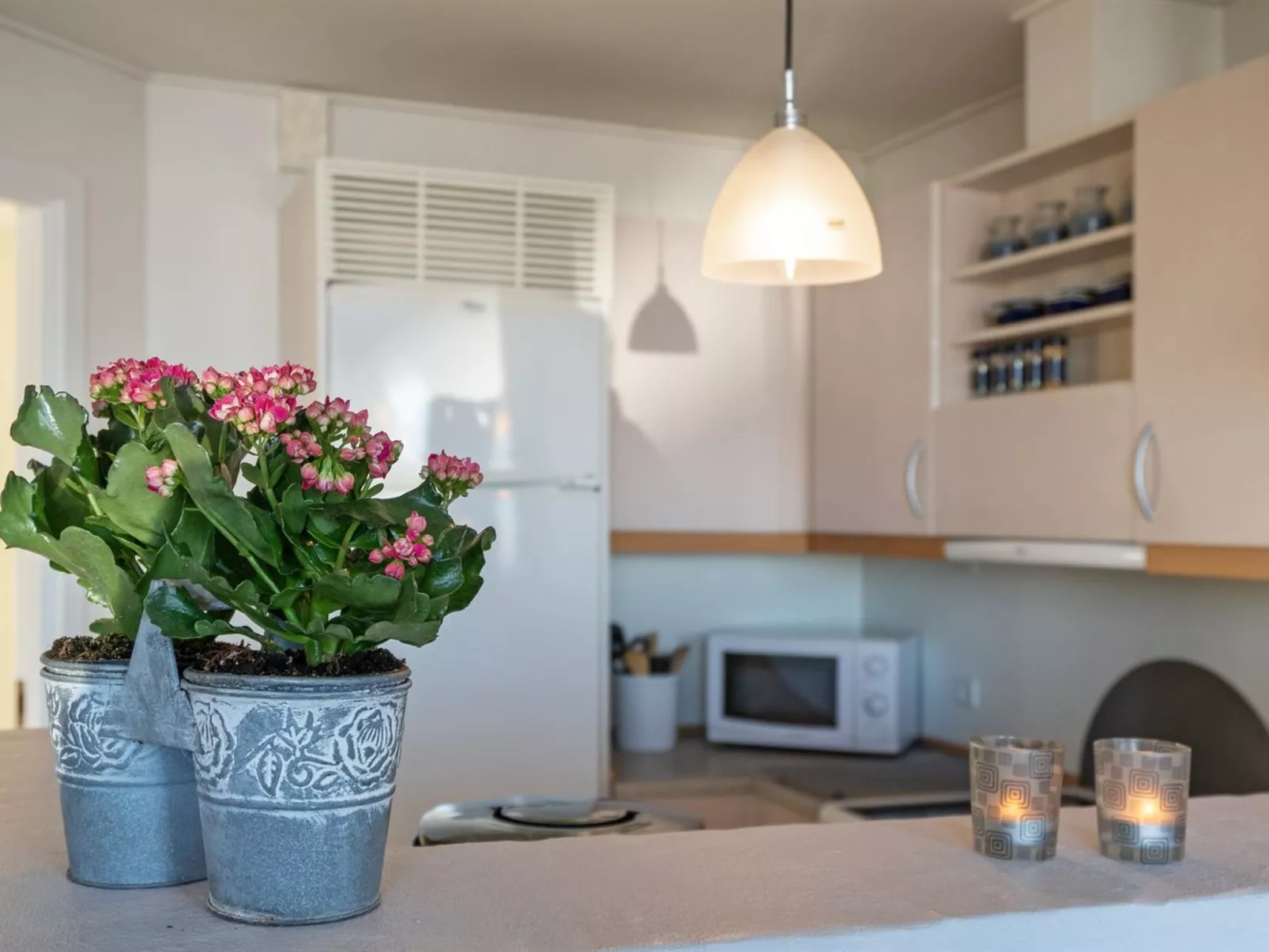 "Line" - 10m from the sea-Binnen