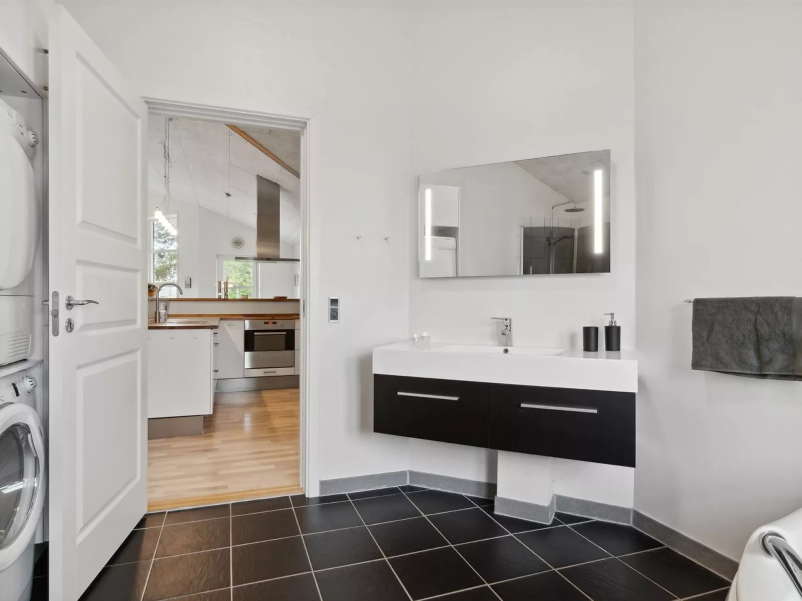 "Ljupco" - 500m to the fjord-Binnen