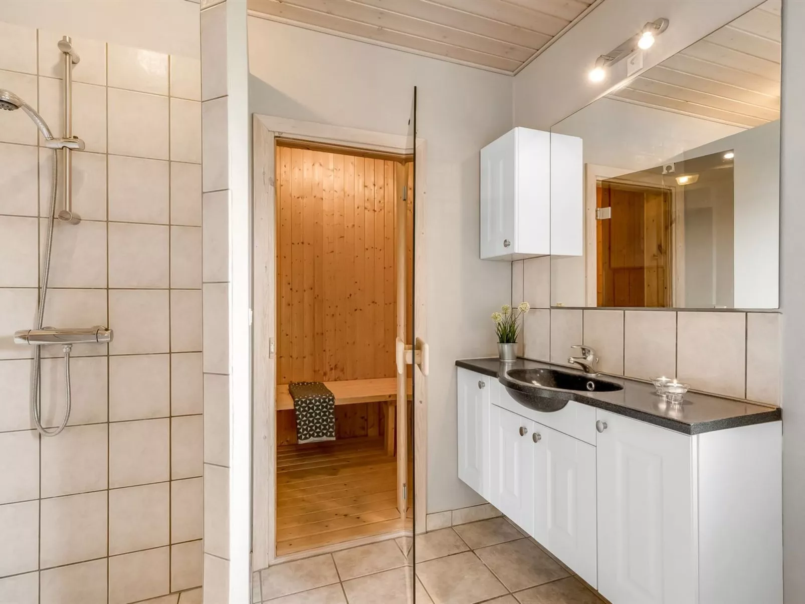 "Saara" - 700m to the fjord-Binnen