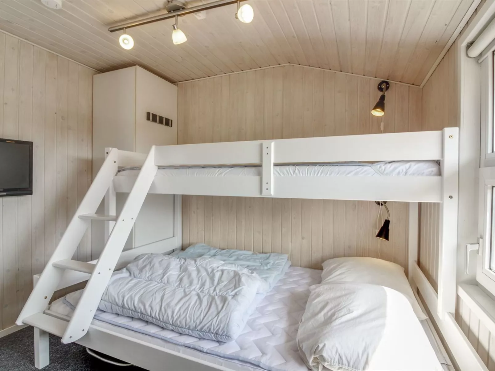 "Hroswitha" - 100m from the sea-Binnen