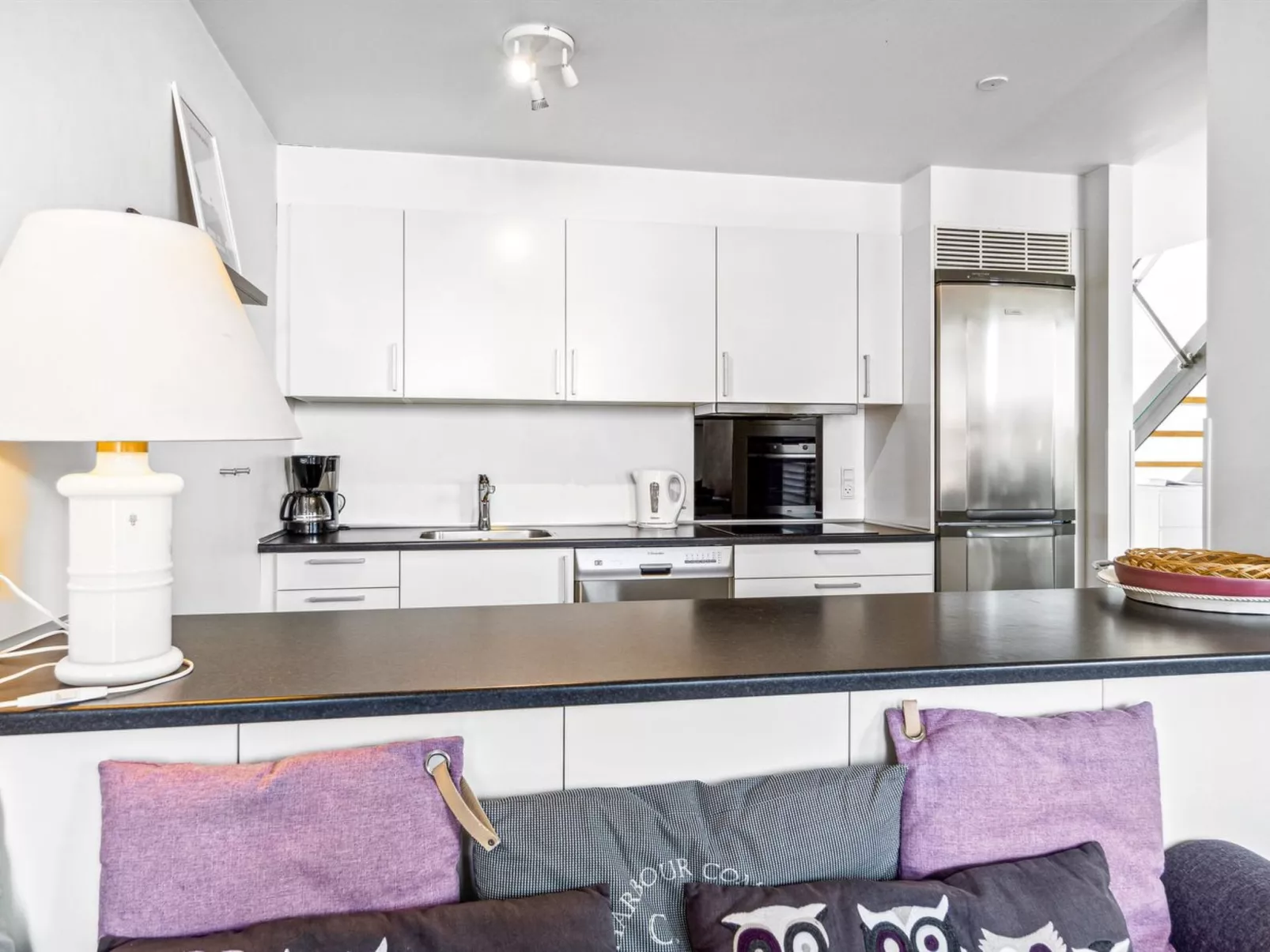 "Kimi" - 100m from the sea-Binnen