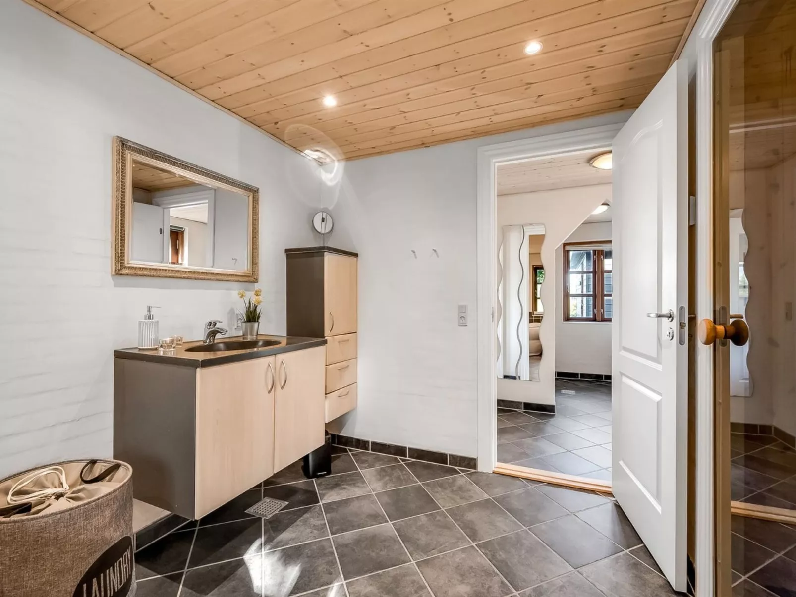 "Hendrina" - 250m to the fjord-Binnen