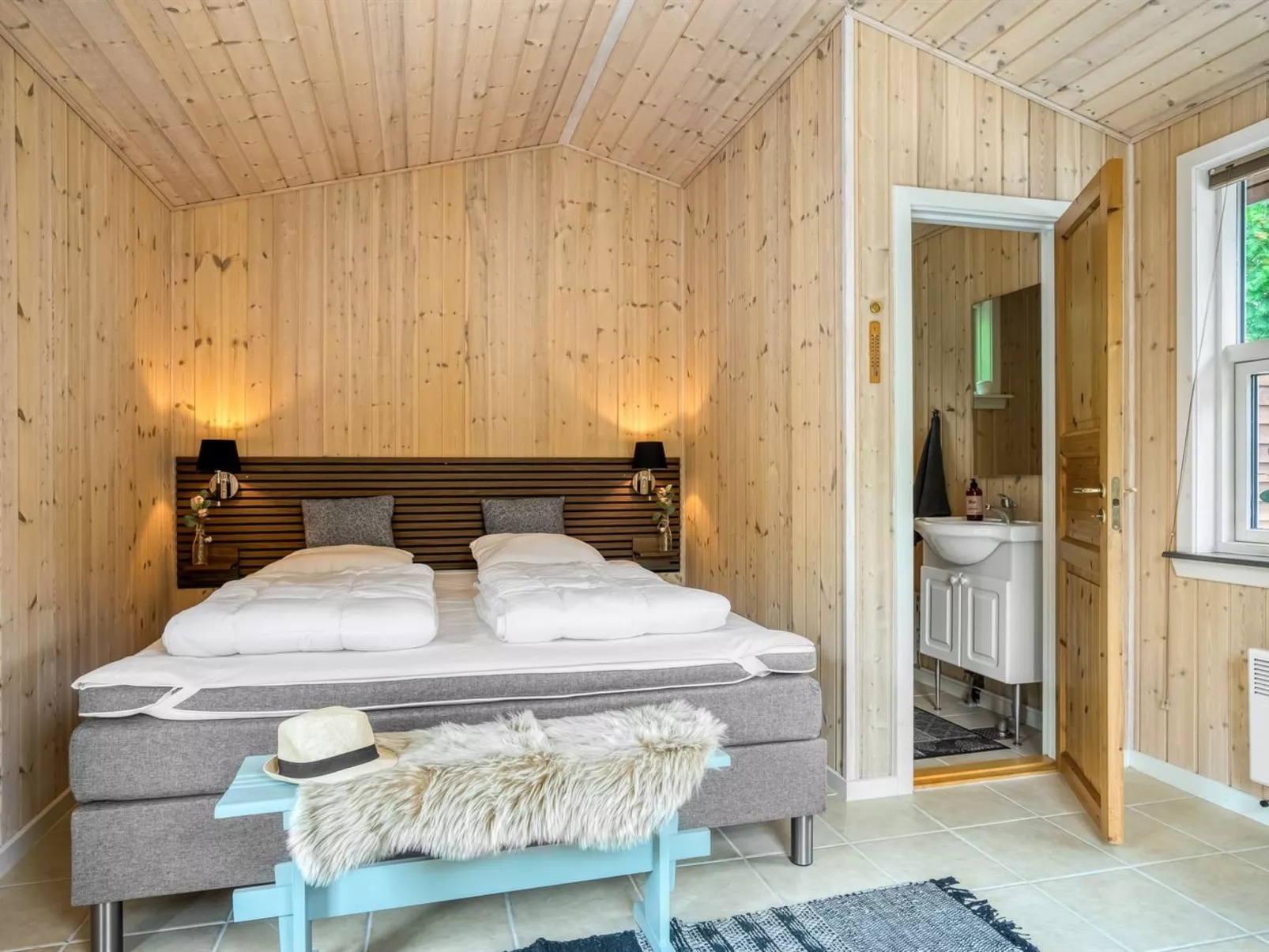 "Mauri" -  from the sea-Binnen