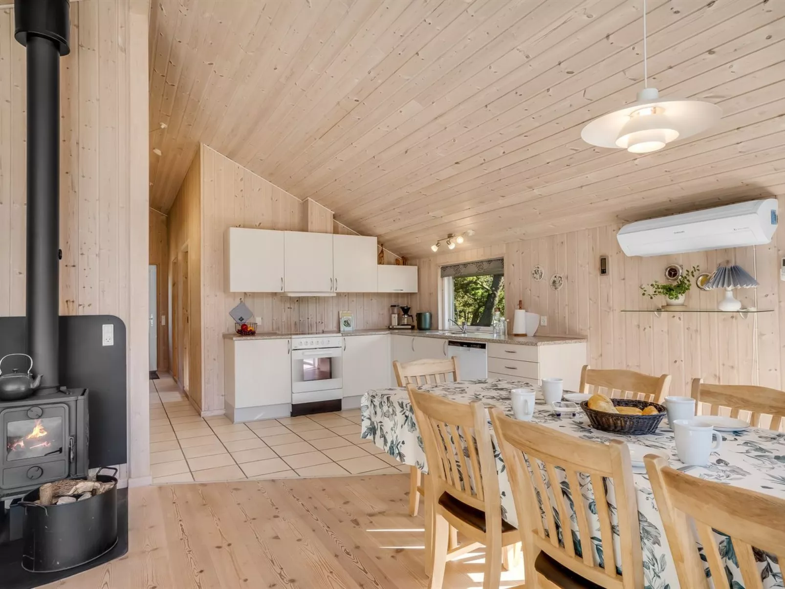 "Skrollan" - 200m to the fjord-Binnen