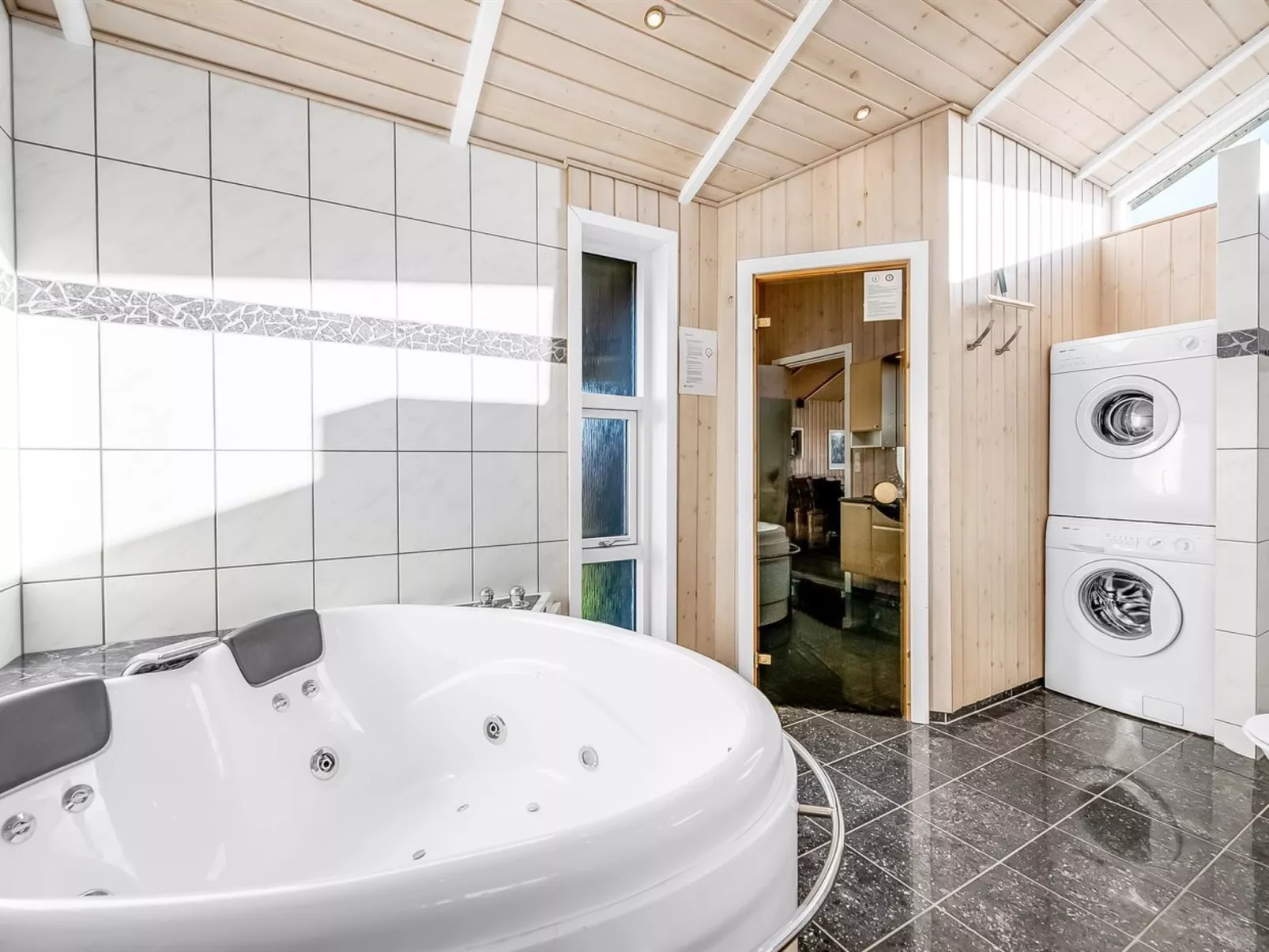 "Asgard" - 800m to the fjord-Binnen