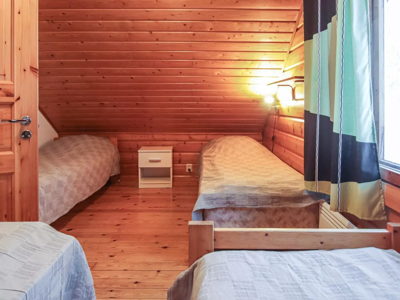 Aurinkoalppi 11a paritalon yläkerta-Binnen