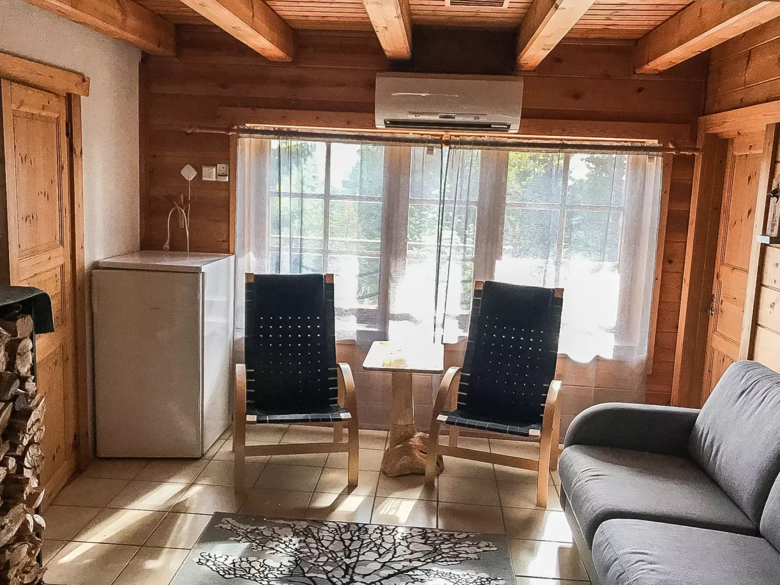 Hyrynpirtti mökki-Binnen