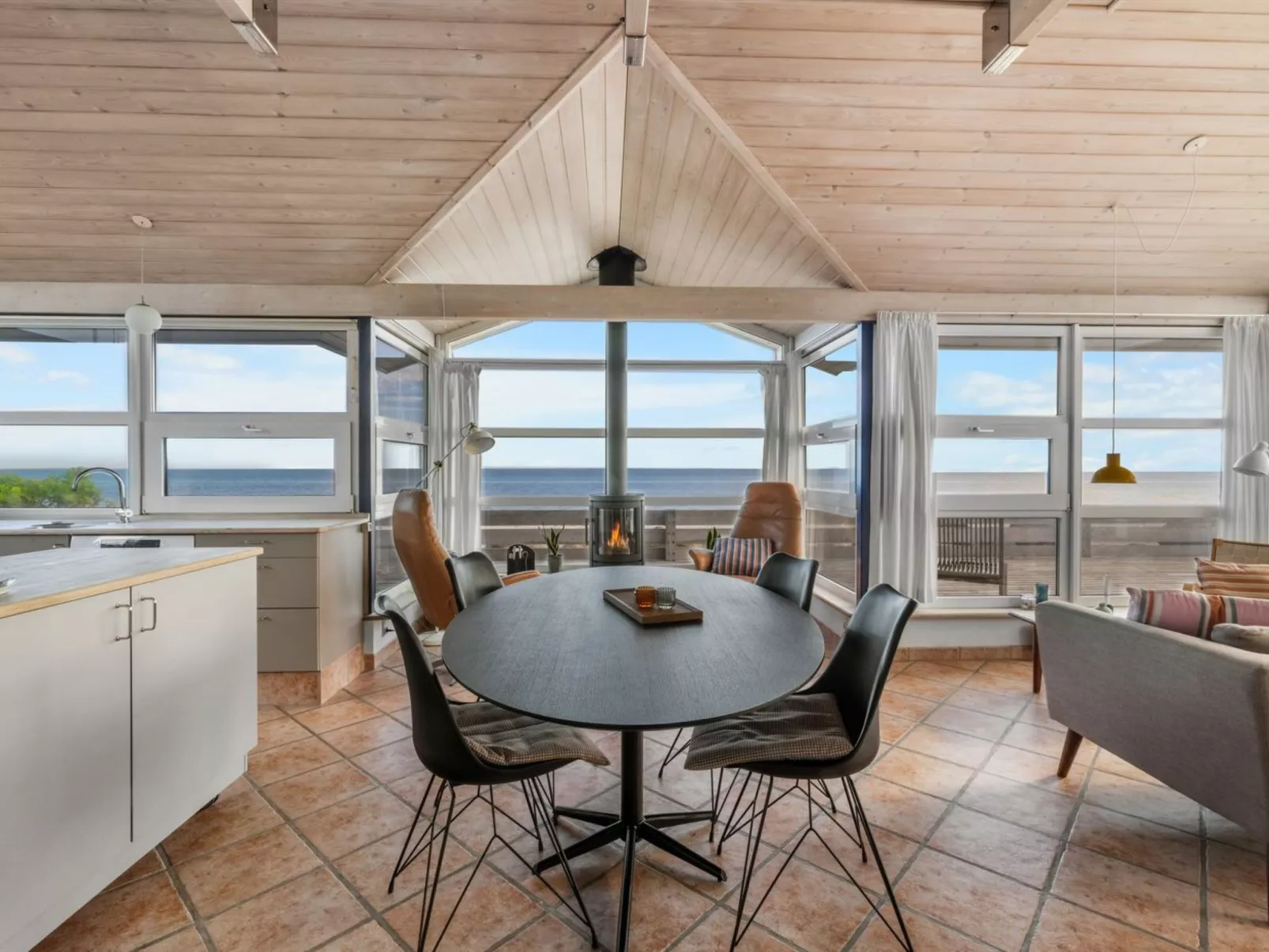 "Amila" - 10m from the sea-Binnen