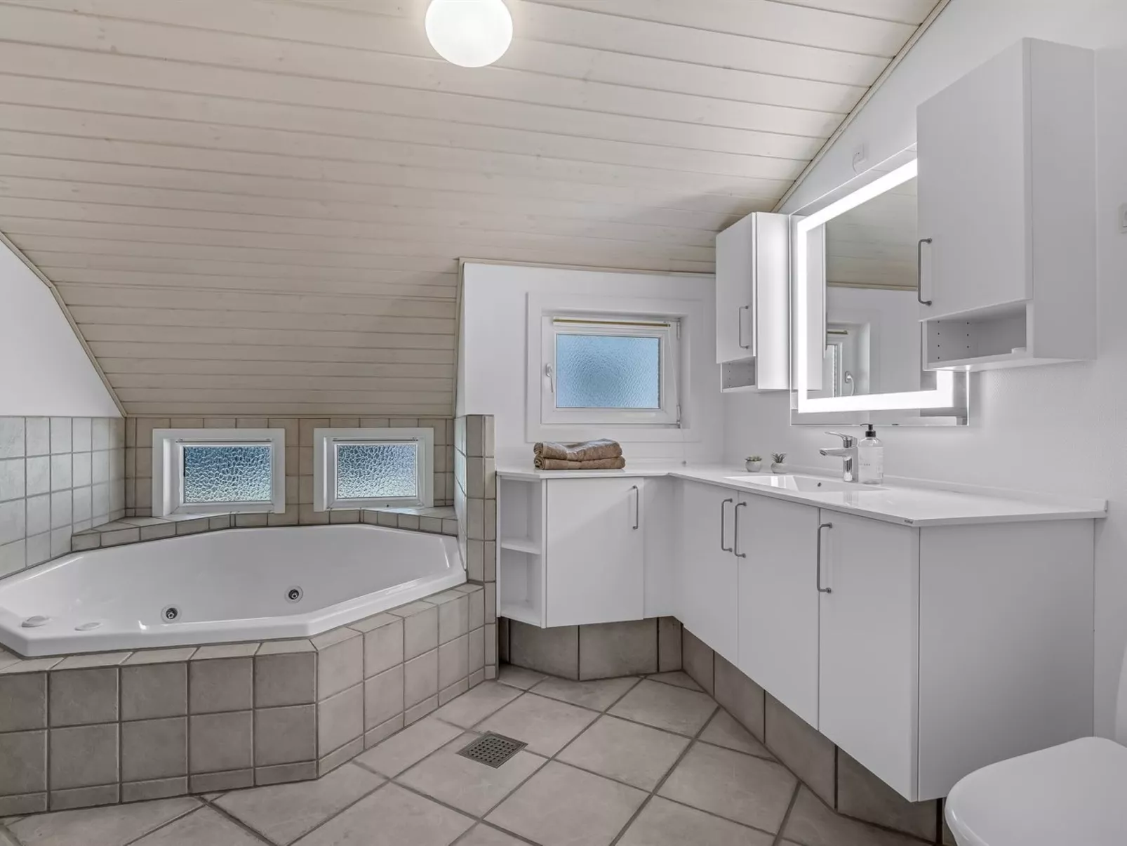 "Batsha" - 1.7km from the sea-Binnen