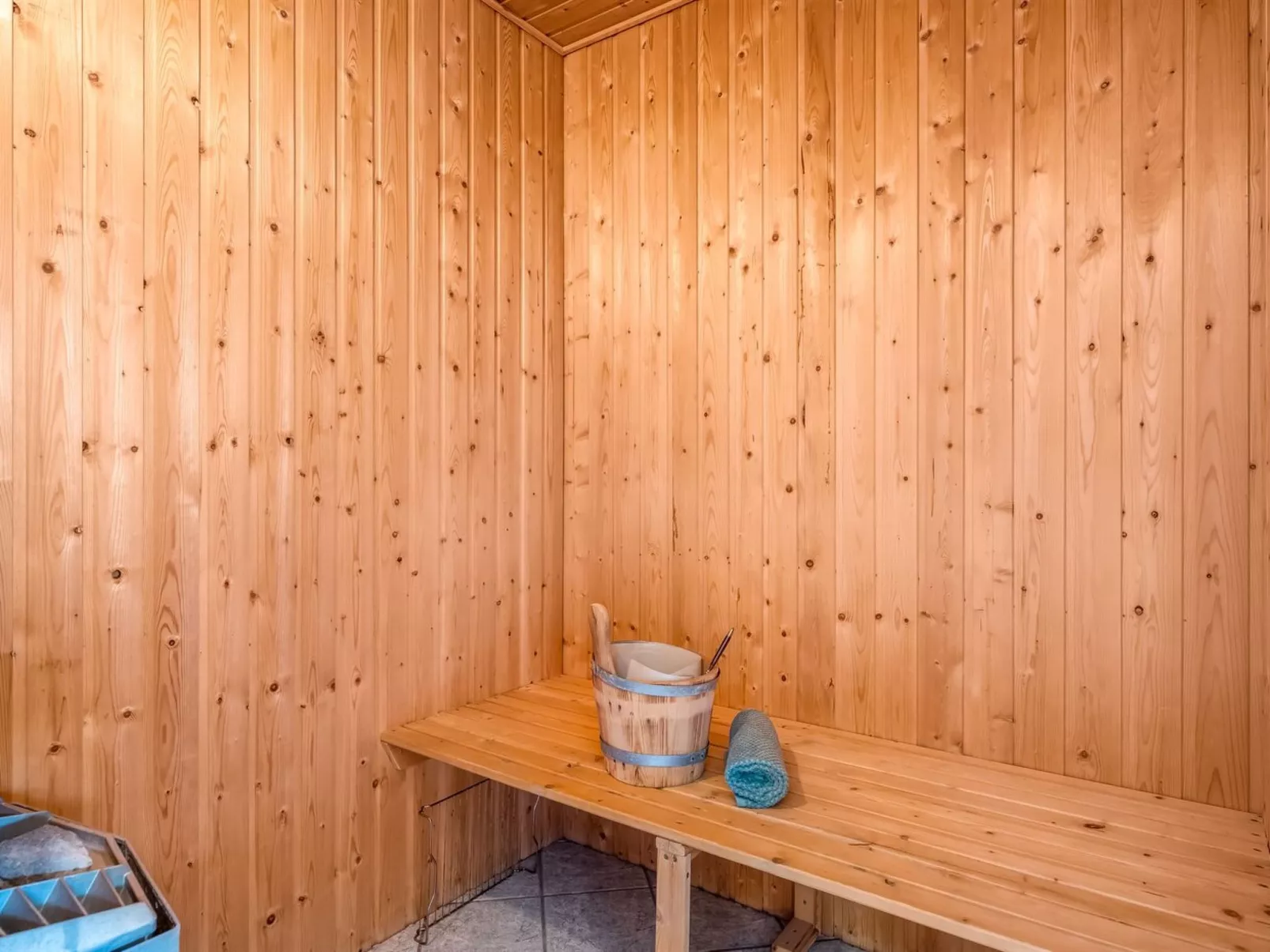 "Ebon" -  from the sea-Binnen