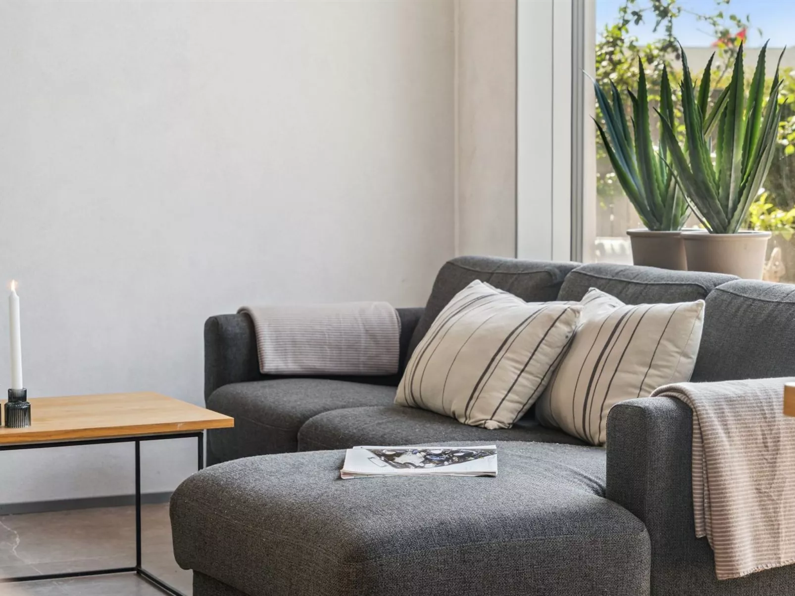 "Elvie" - 150m from the sea-Binnen