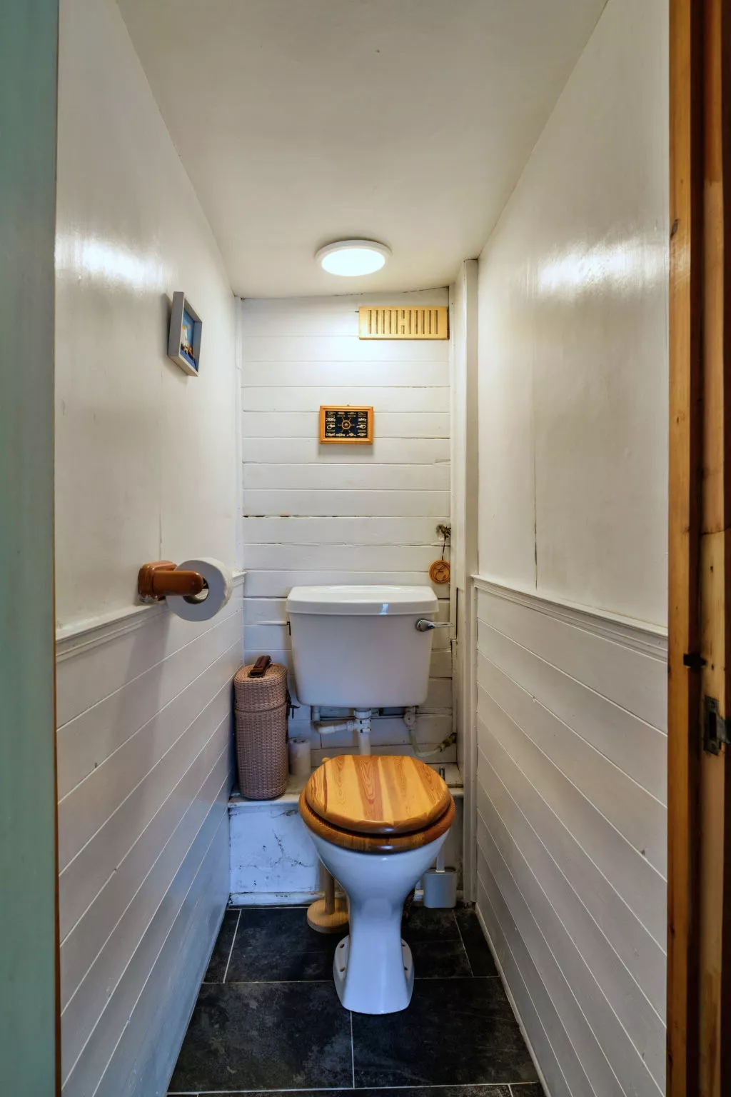 April Cottage-Binnen