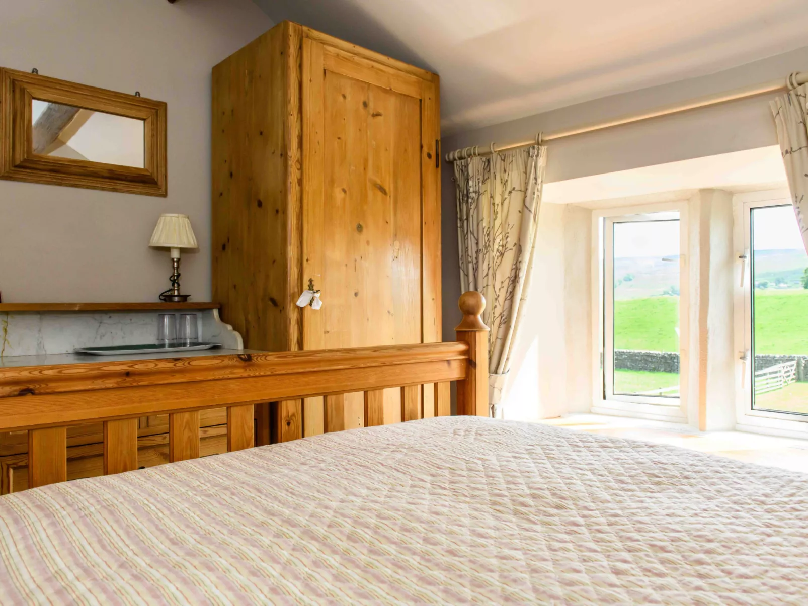 Shepherds Cottage at Mile House Farm-Binnen