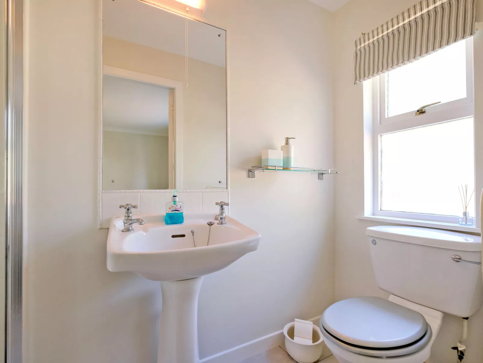 Corrennie School Cottage-Binnen