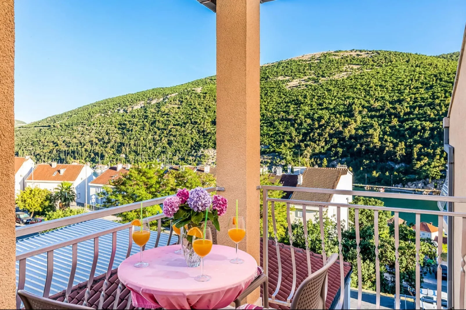 Three Bedroom Apartment with Pool-Terrasbalkon