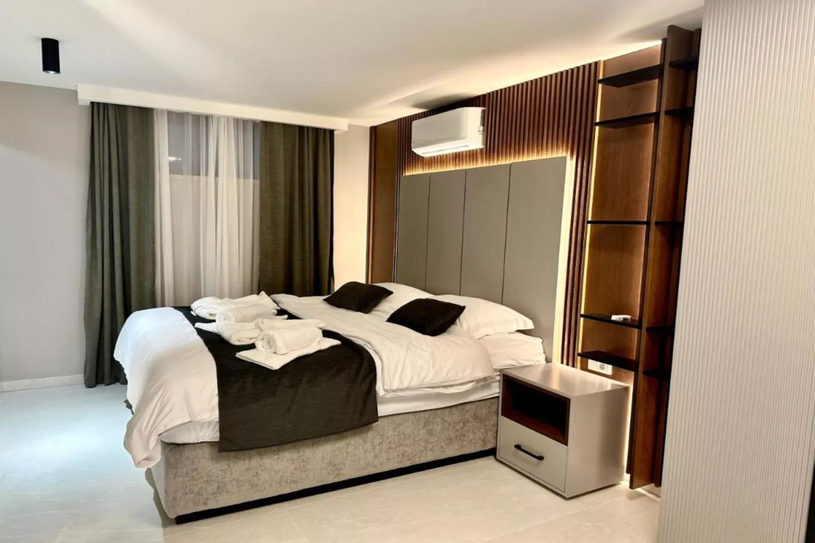 Leonarda Waterfront Residences-Two-Bedroom Apartment with private pool (The Bayfront One) -S5-Slaapkamer