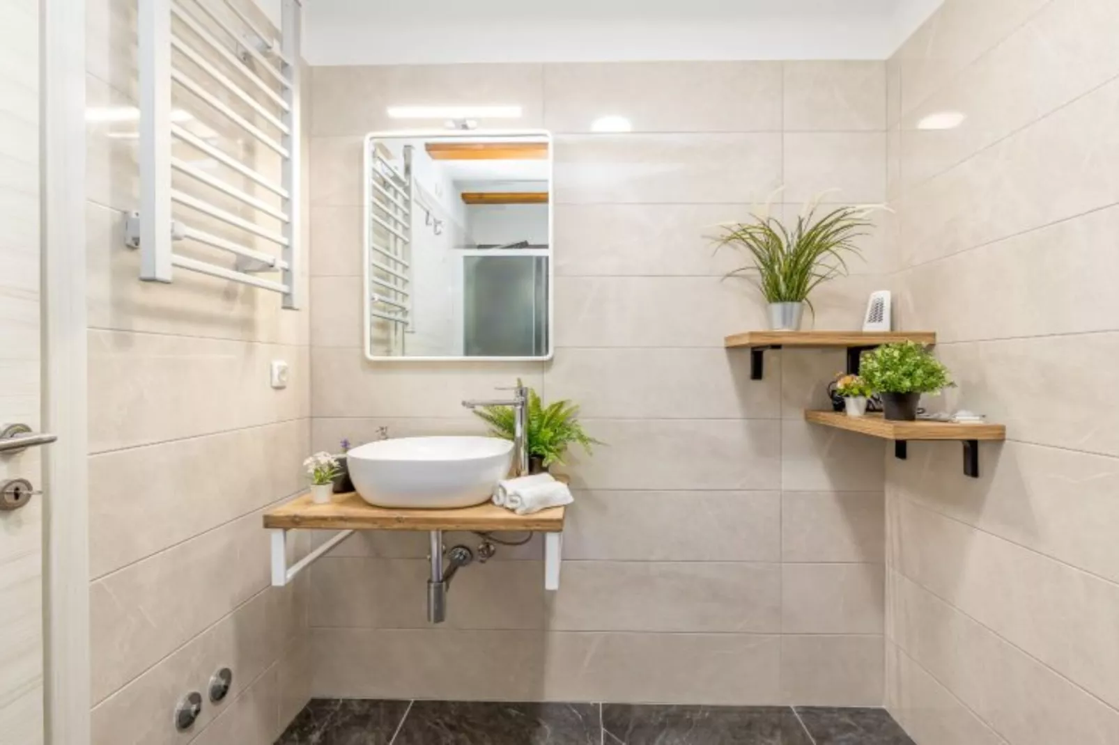 Four Bedroom Holiday House Mali Raj with Pool-Badkamer