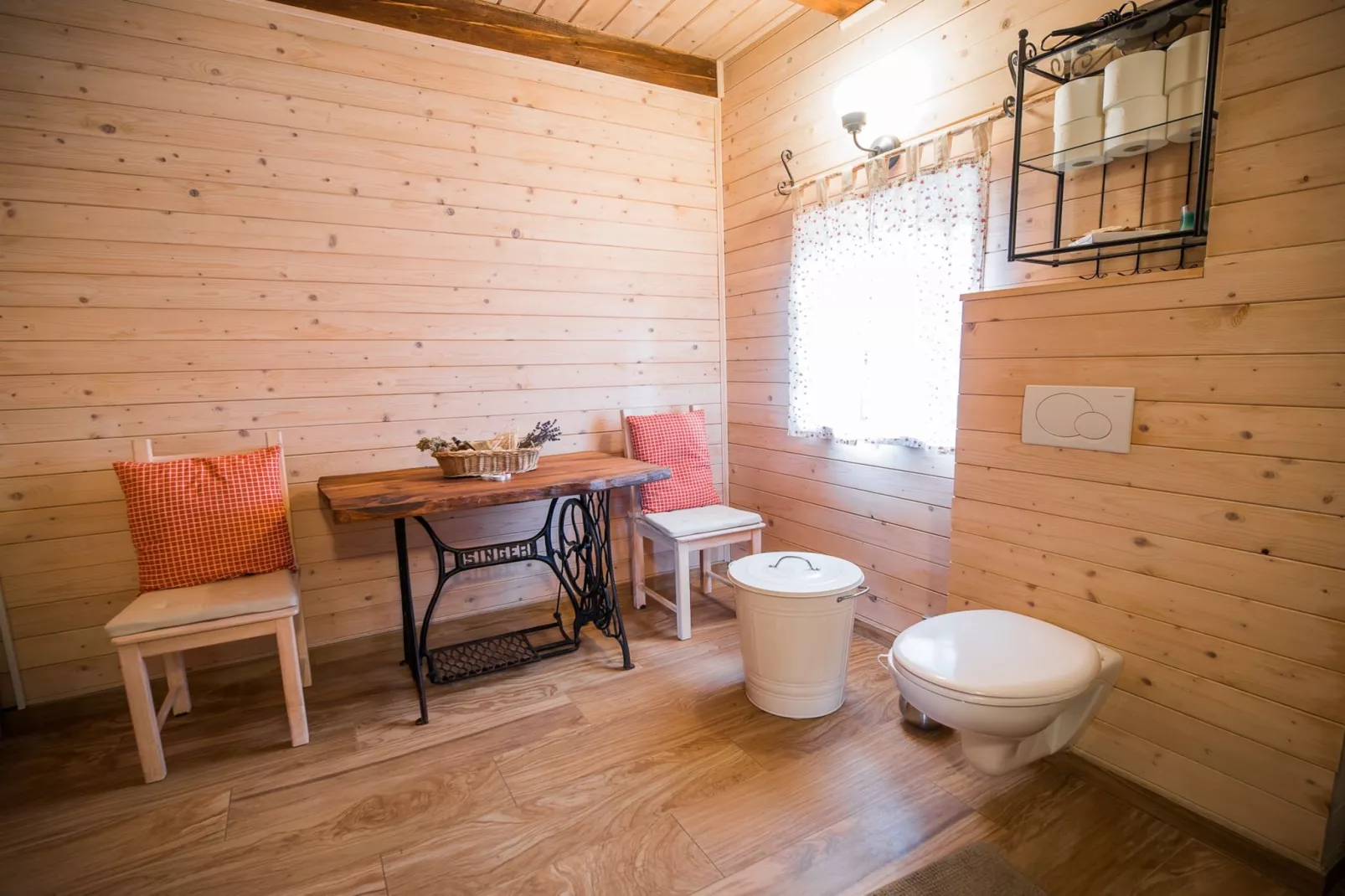 Serene Rustic Haven Holiday Home with Sauna - Two Bedroom Holiday Home with Sauna-Badkamer