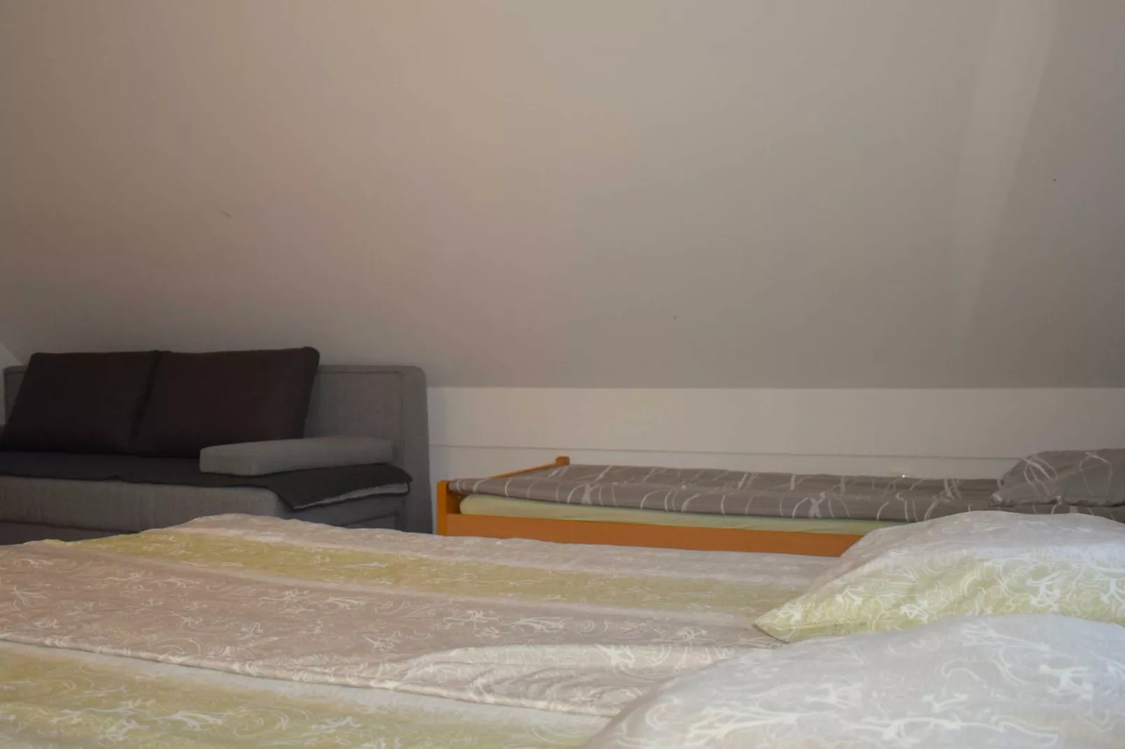 Zevnik Quiet Retreat with Stunning Views and Equestrian Activities - Family Room with Private Bathroom 8-Slaapkamer