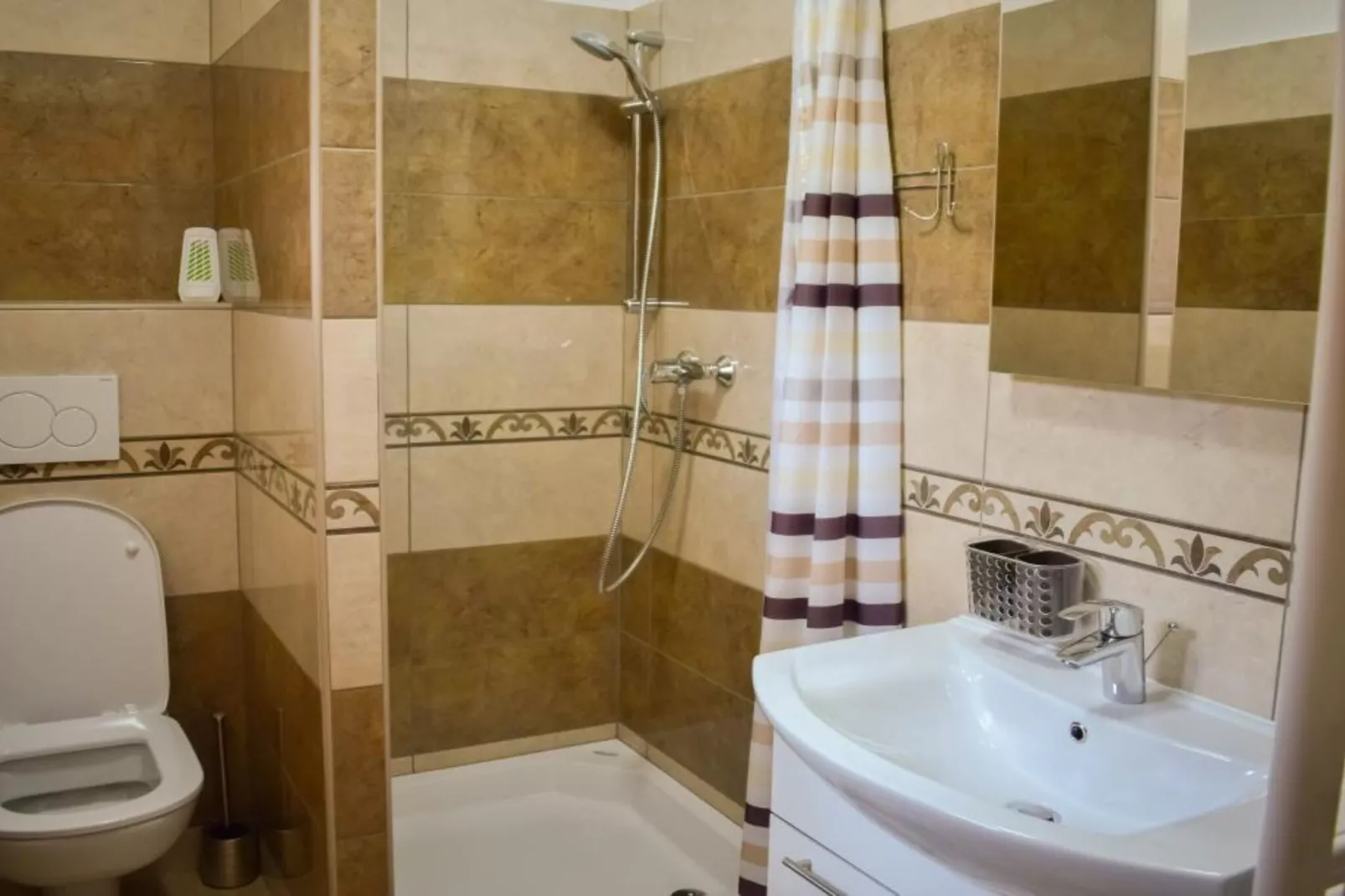 Zevnik Quiet Retreat with Stunning Views and Equestrian Activities - Standard One Bedroom Apartment-Badkamer