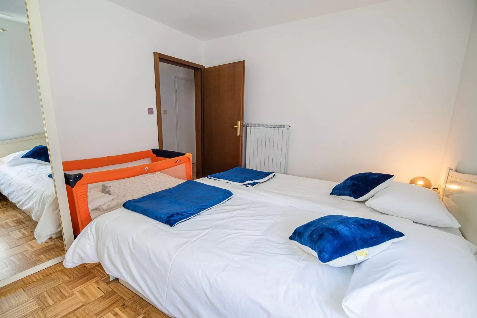 Mountain View Haven Apartments - Two Bedroom Apartment with Balcony-Slaapkamer