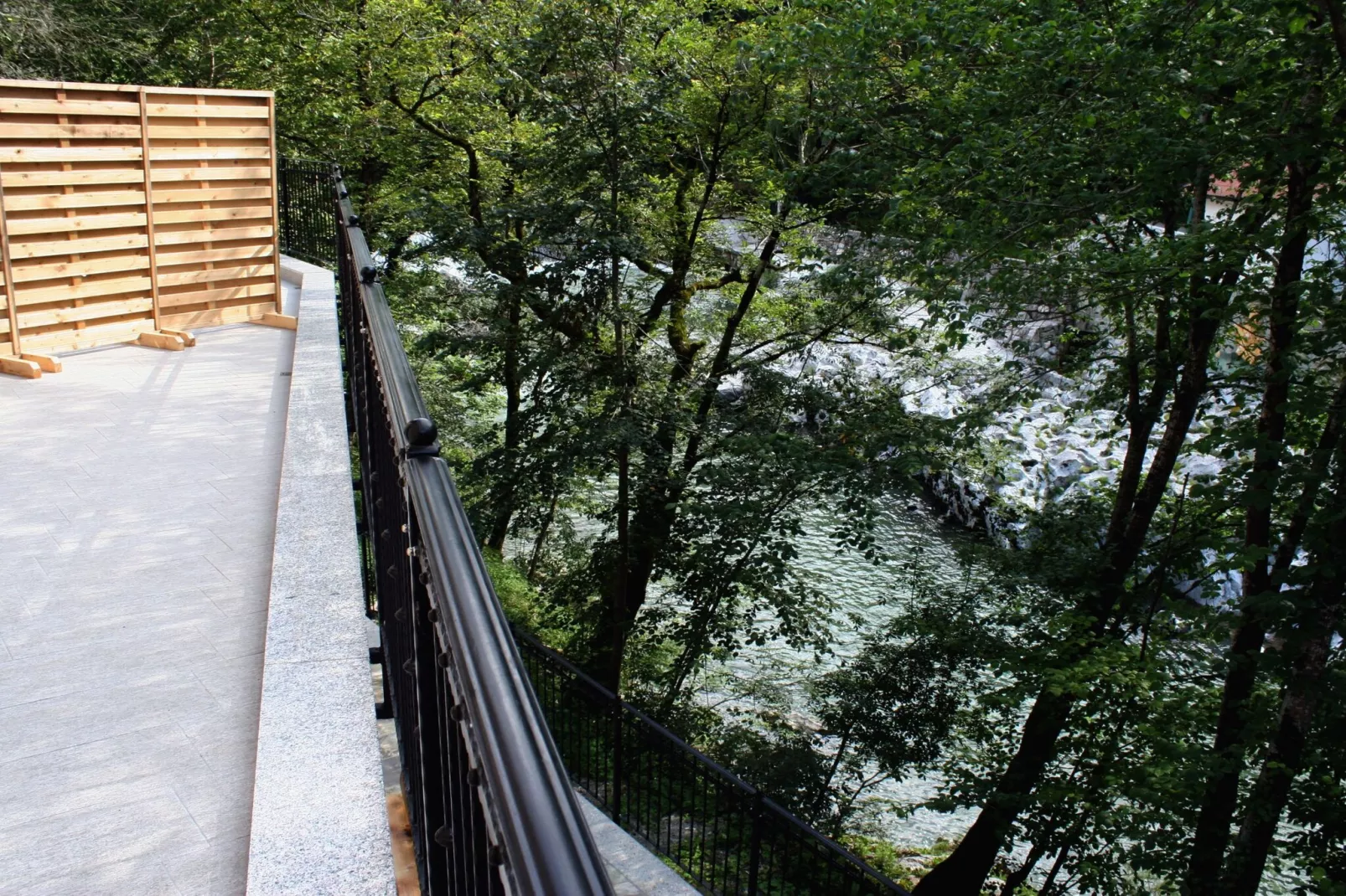 Riverside Rustic Ridge Apartments with Balcony - Two Bedroom Apartment with Balcony-Buitenlucht